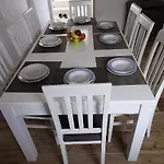 Spacious 4-Bedroom House With Sea Views 招待所 4*