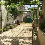 Spacious 4-Bedroom House With Sea Views 招待所 4*