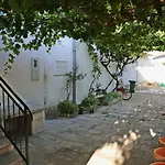 Spacious 4-Bedroom House With Sea Views 招待所 4*