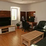 Spacious 4-Bedroom House With Sea Views 4* 鲁巴达