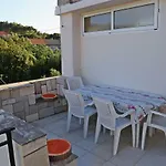 Spacious 4-Bedroom House With Sea Views 4*