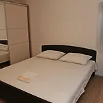 Spacious 4-Bedroom House With Sea Views 招待所