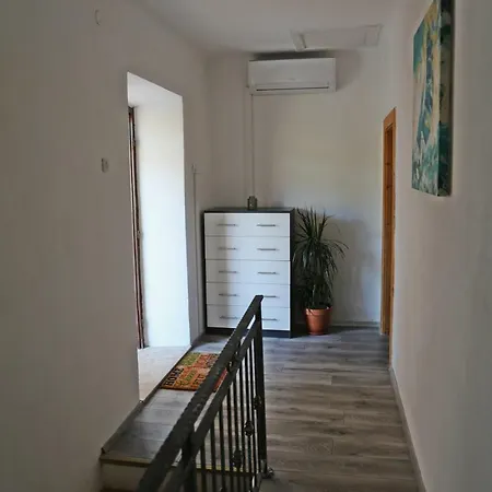 Spacious 4-bedroom House With Sea Views ルンバルダ