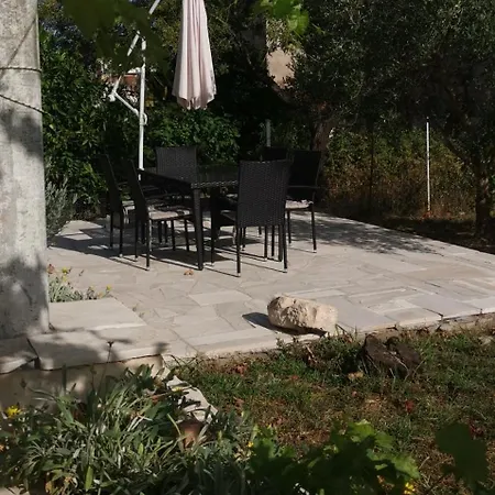 Konukevi Spacious 4-bedroom House With Sea Views 4*